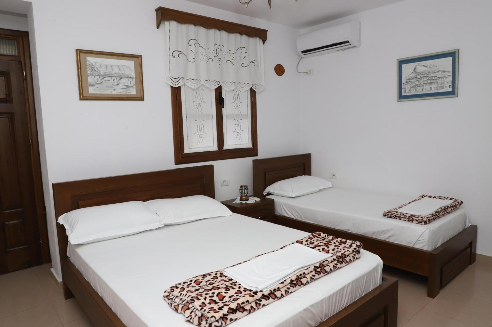 Apartment Altin In Old Town Берат Екстер'єр фото