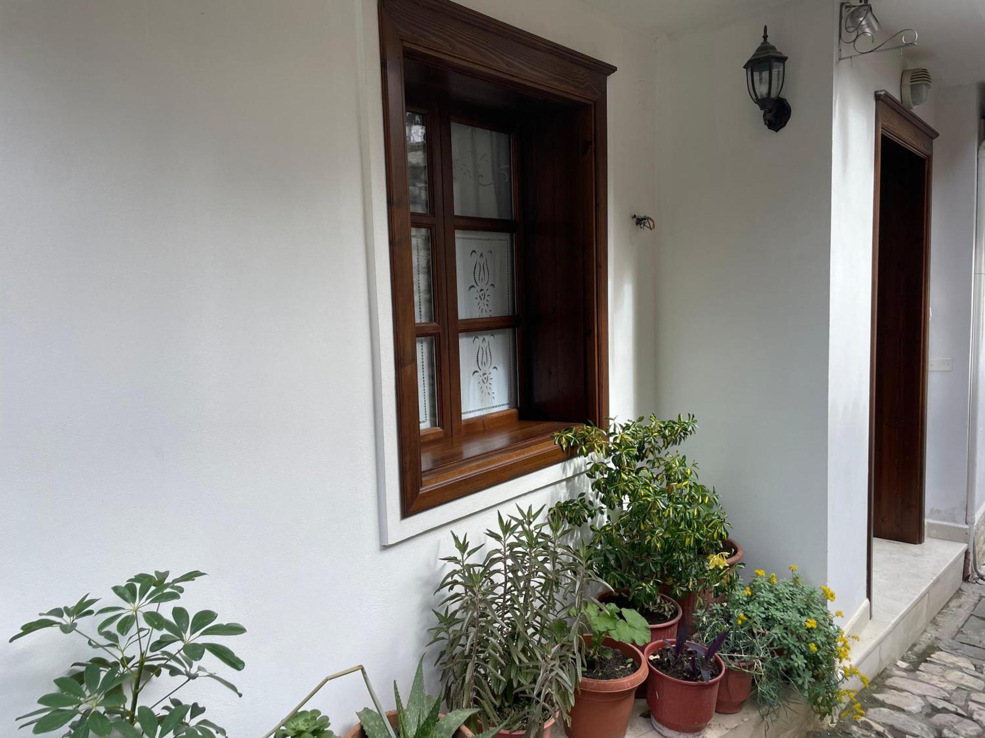 Apartment Altin In Old Town Берат Екстер'єр фото