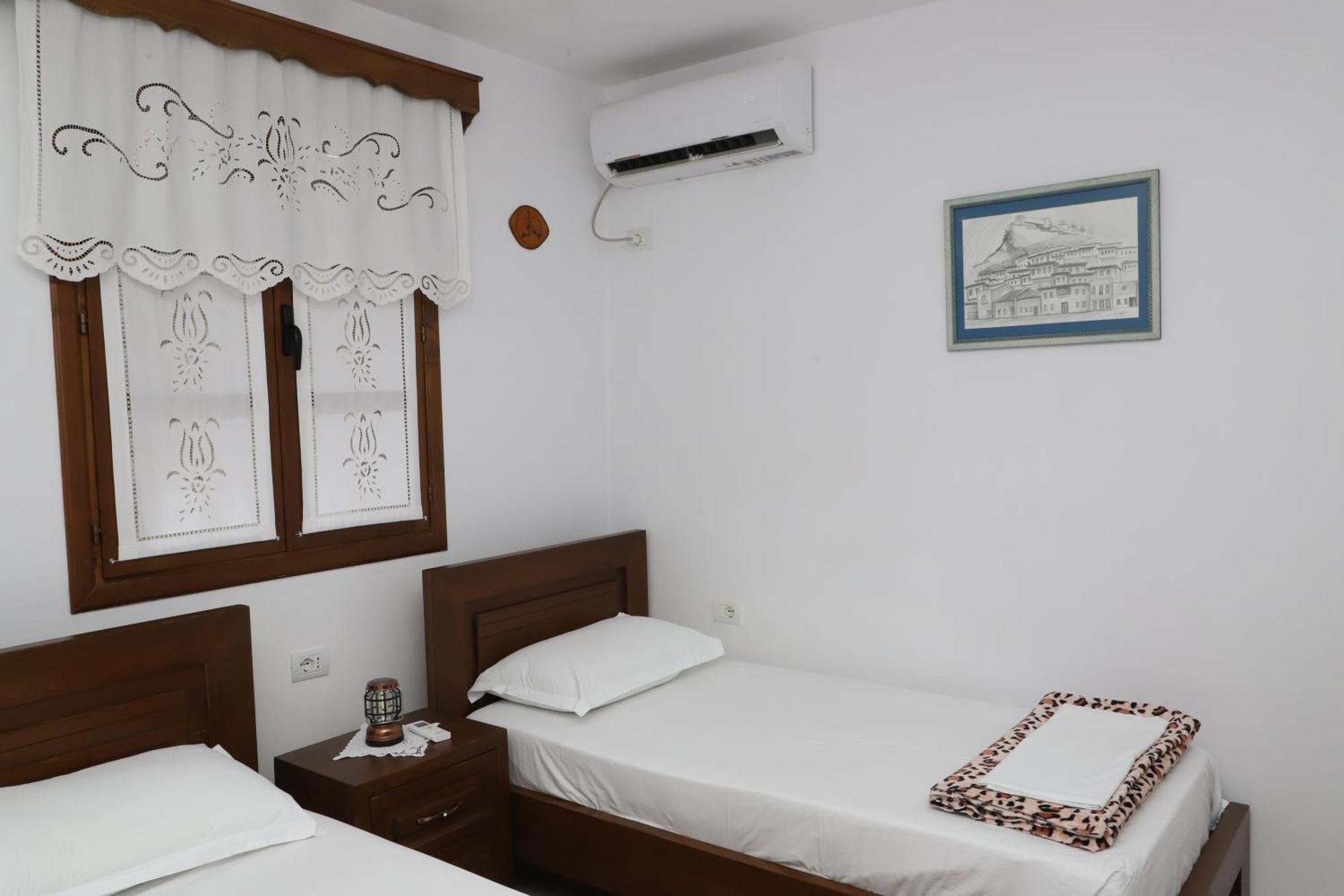 Apartment Altin In Old Town Берат Екстер'єр фото